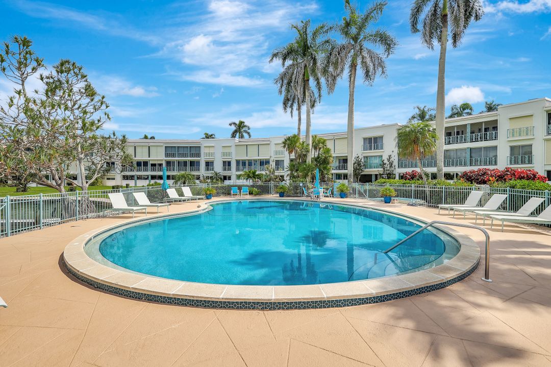 383 Harbour Dr #304, Naples, FL 34103