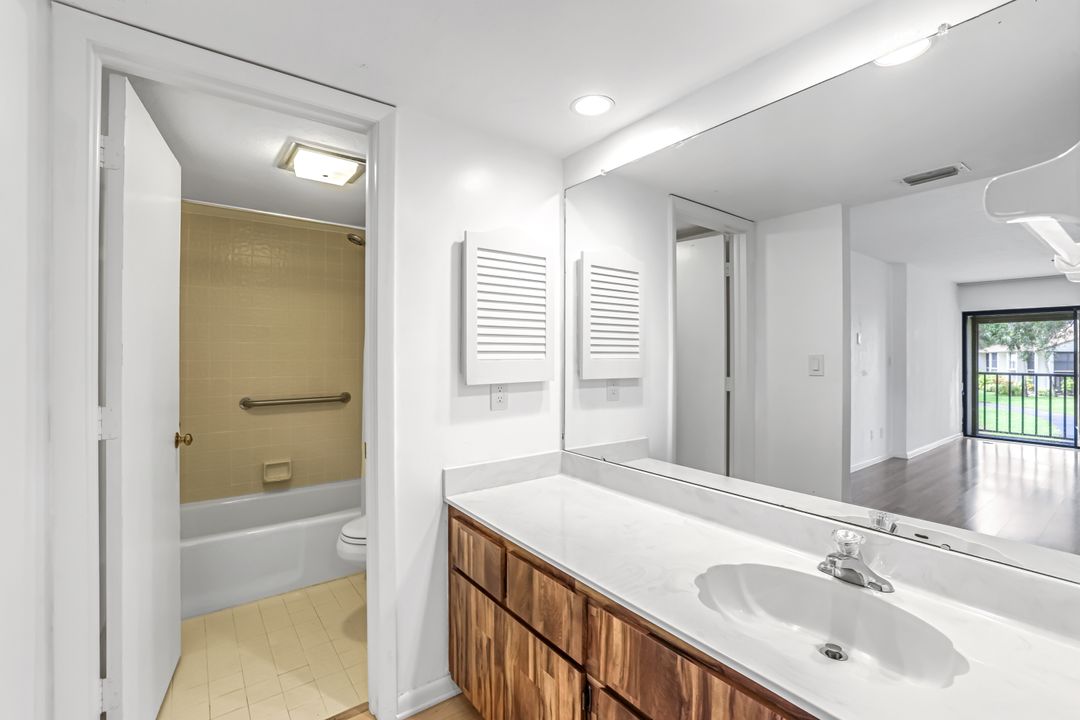 576 Retreat Dr #201, Naples, FL 34110