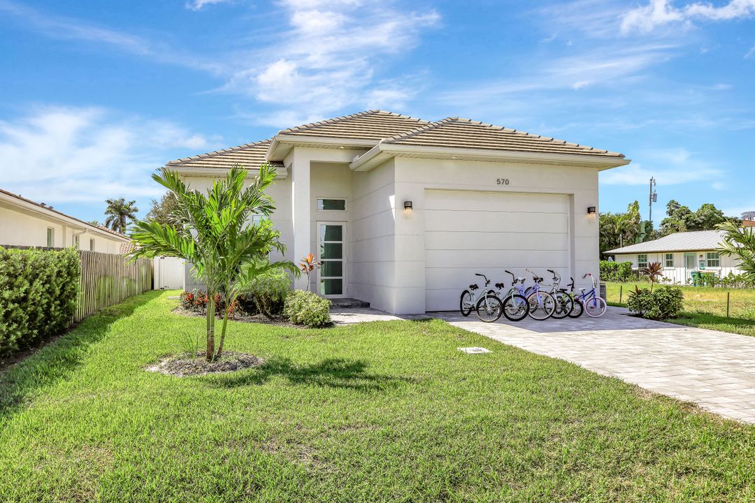570 94th Ave N, Naples, FL 34108