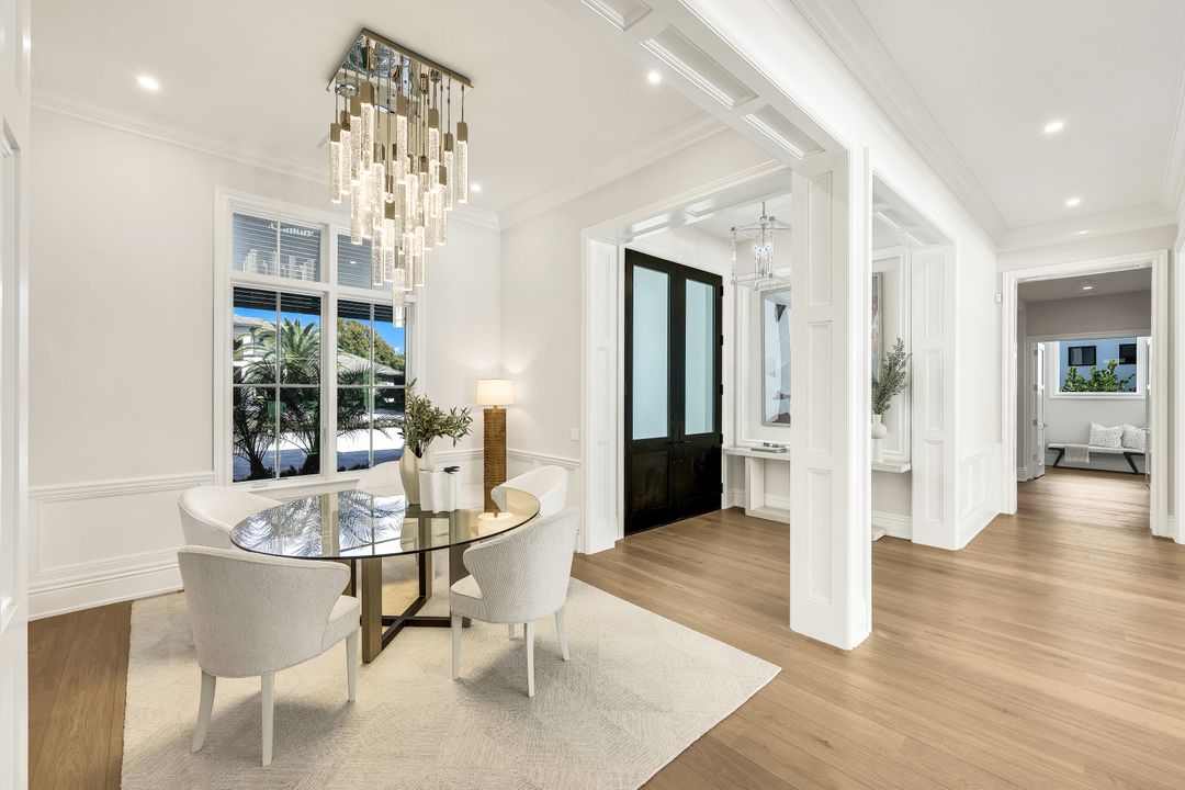 726 Riviera Dr, Naples, FL 34103