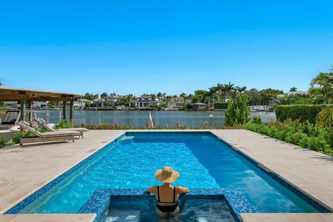 380 18th Ave S, Naples, FL 34102