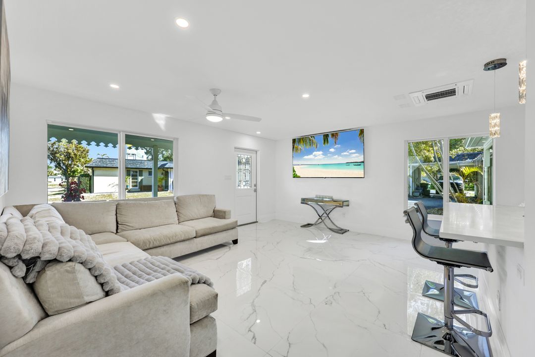 20 Kings Rd, Naples, FL 34112