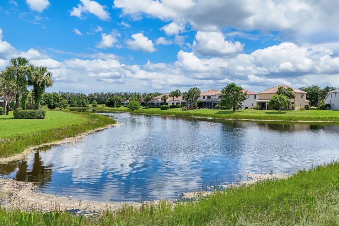 2010 Fairmont Ln, Naples, FL 34120