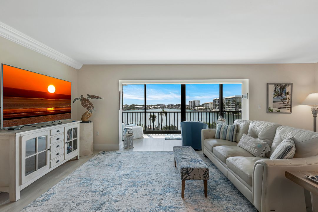 222 Harbour Dr #407, Naples, FL 34103