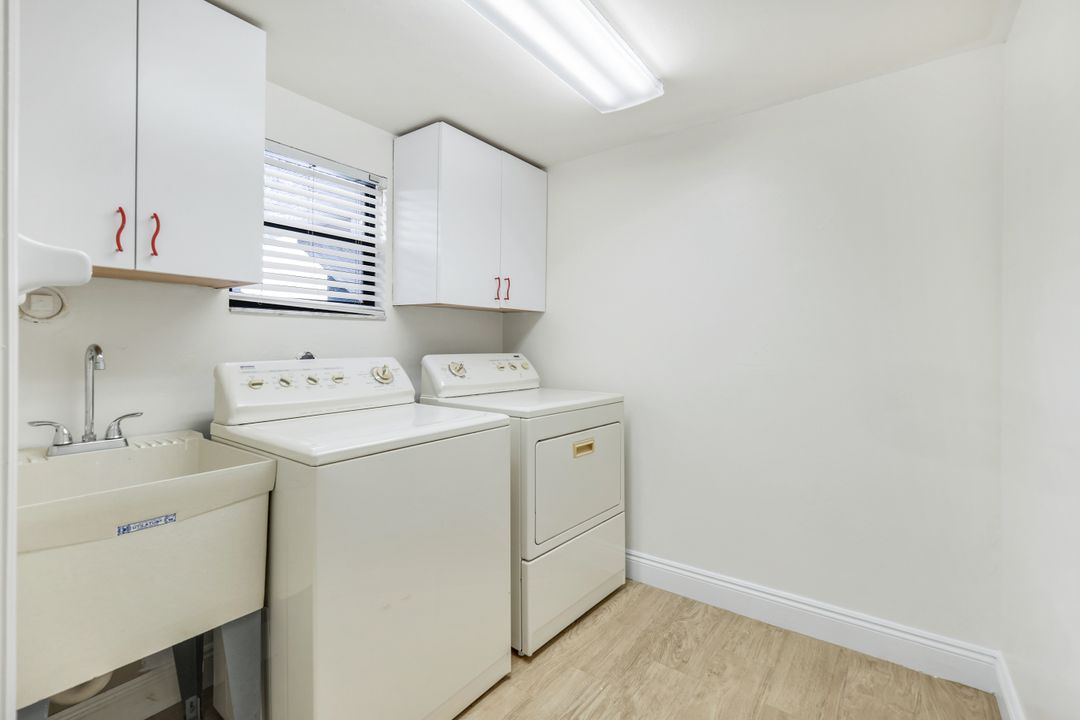 529 Lake Louise Cir #101, Naples, FL 34110