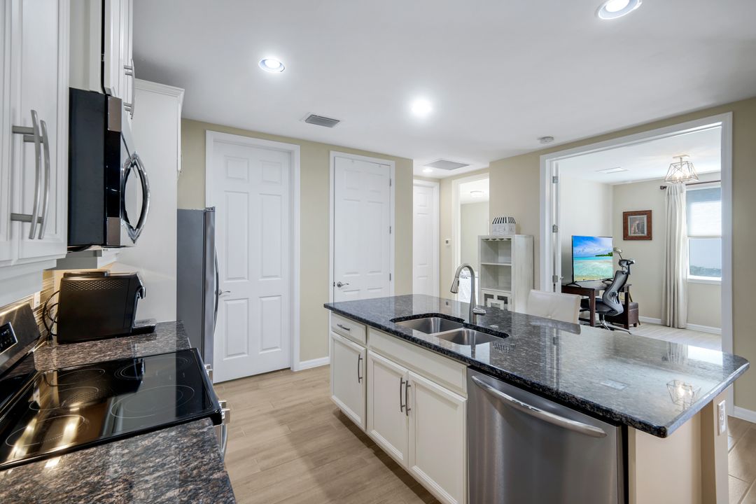 14883 Edgewater Cir, Naples, FL 34114