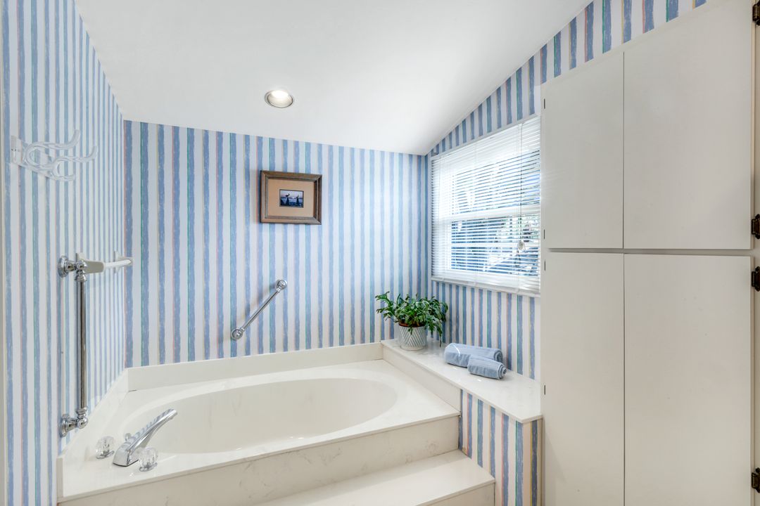 28 Golf Cottage Dr, Naples, FL 34105