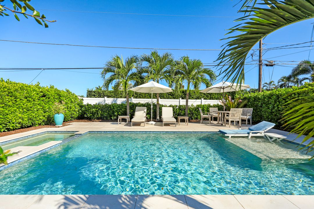 537 104th Ave N, Naples, FL 34108