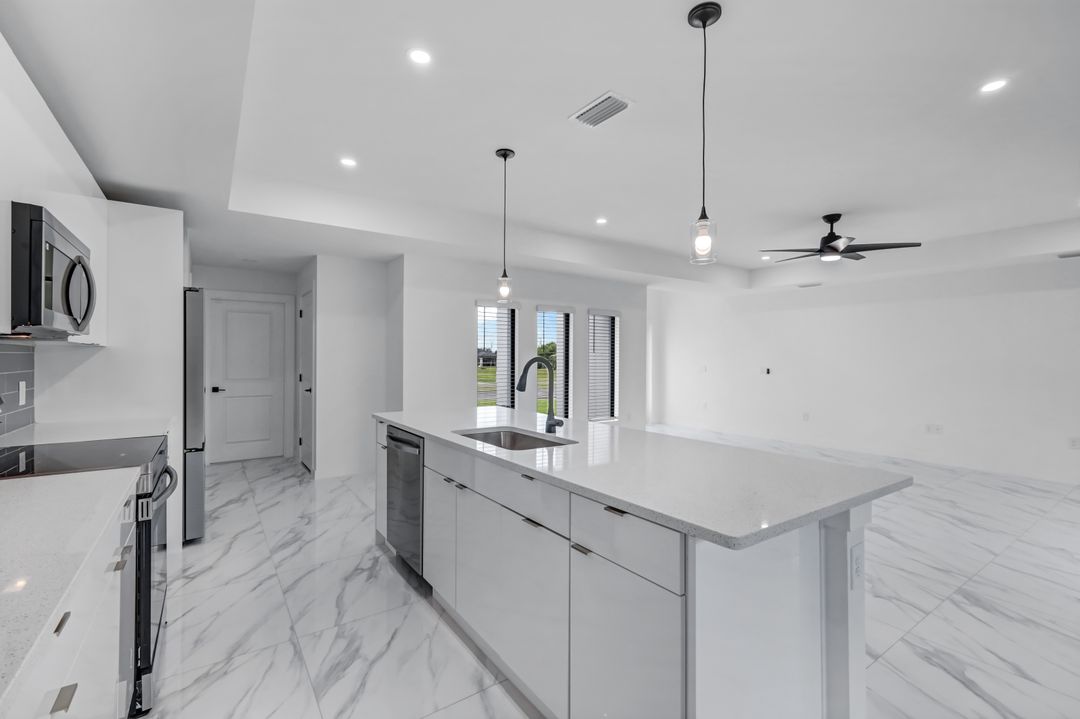 523 Wilmington Pkwy, Cape Coral, FL 33993