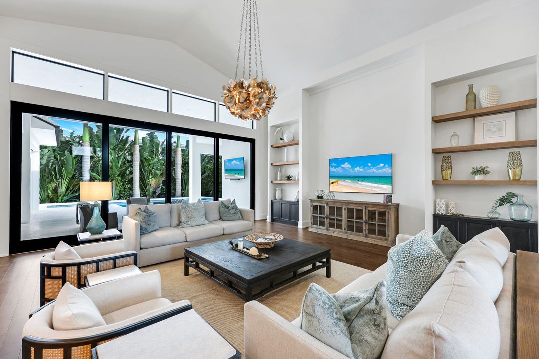 3200 Crayton Rd, Naples, FL 34103