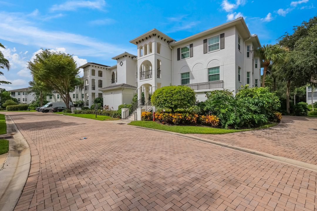 820 Bentwater Cir #101, Naples, FL 34108
