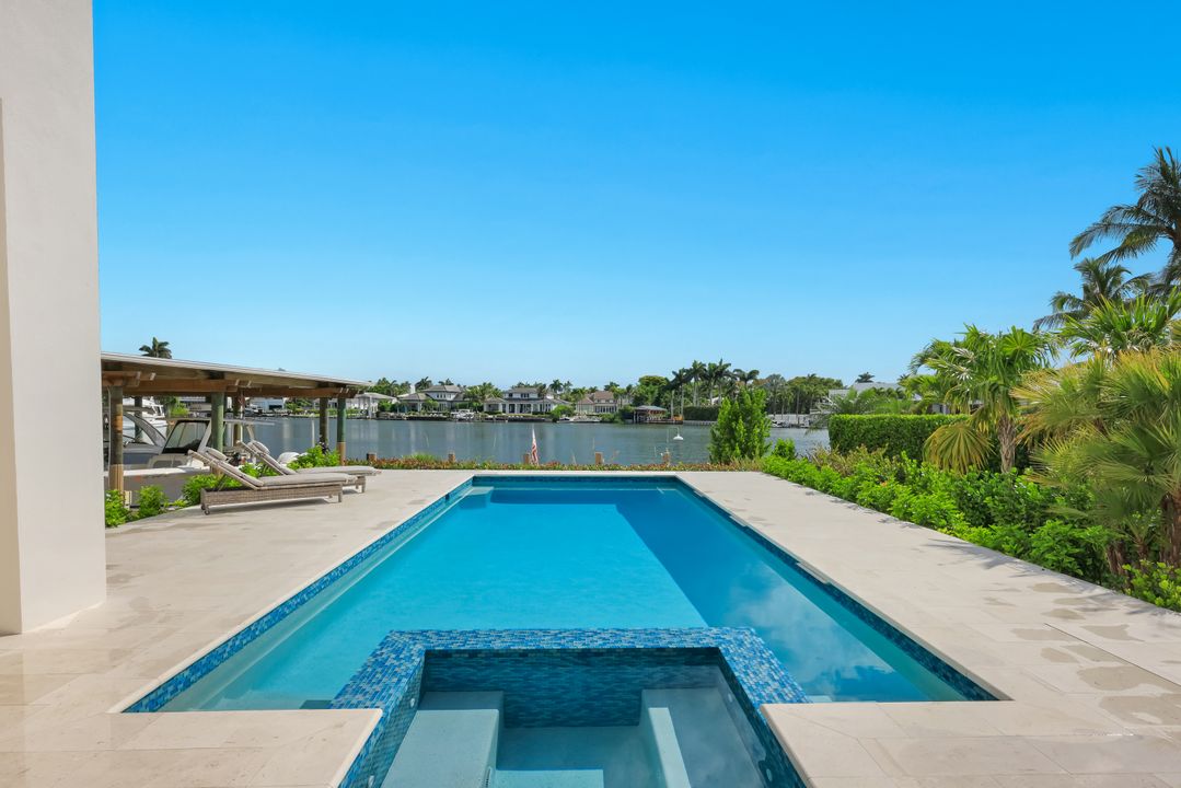 380 18th Ave S, Naples, FL 34102