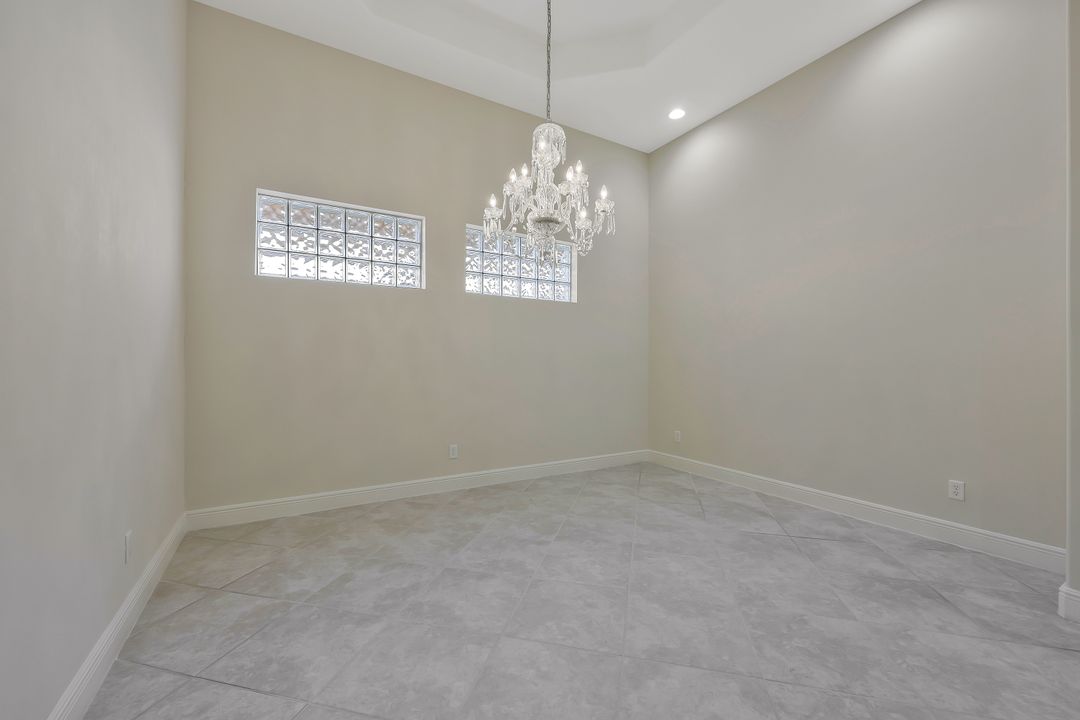 5616 Hammock Isles Dr, Naples, FL 34119