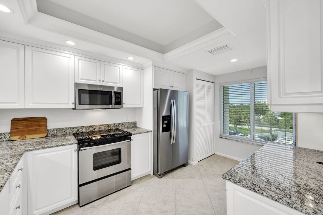 255 Park Shore Dr #341, Naples, FL 34103