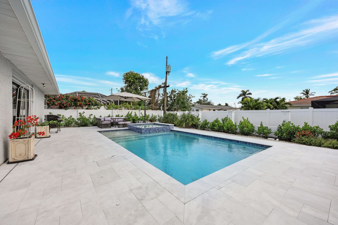 738 101st Ave N, Naples, FL 34108