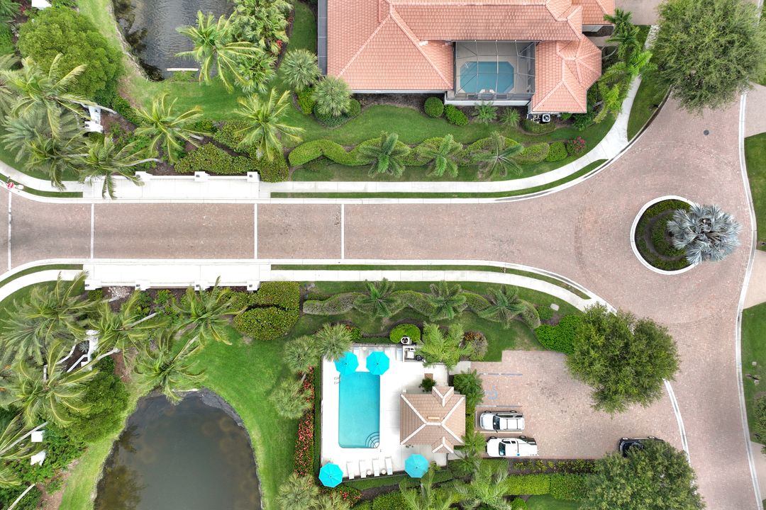9209 Troon Lakes Dr, Naples, FL 34109