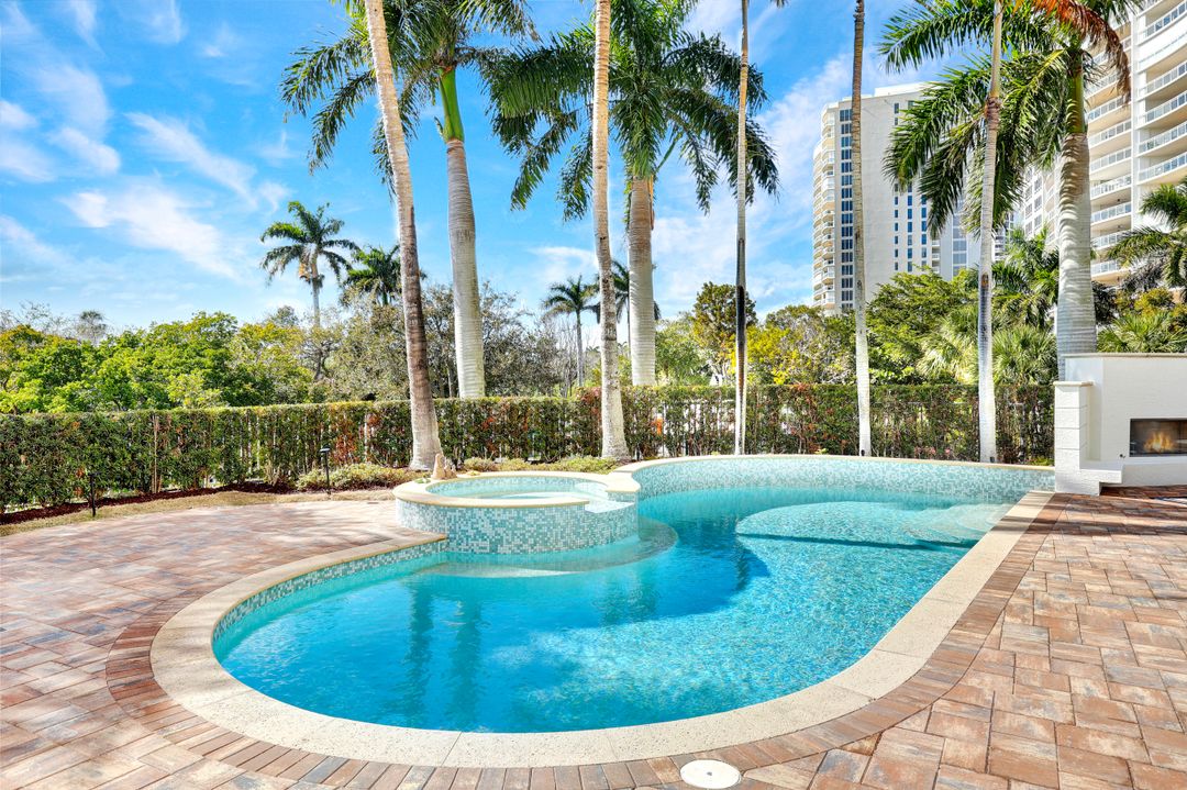 13675 Vanderbilt Dr #210, Naples, FL 34110