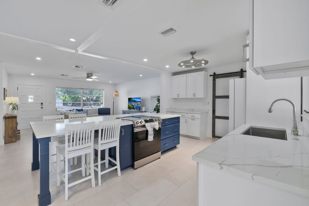 854 101st Ave N, Naples, FL 34108