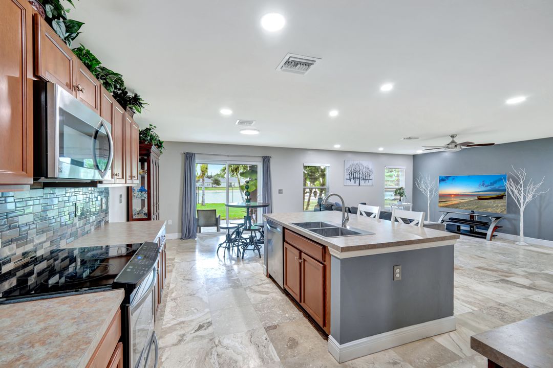 10337 Canal Brook Ln, Lehigh Acres, FL 33936