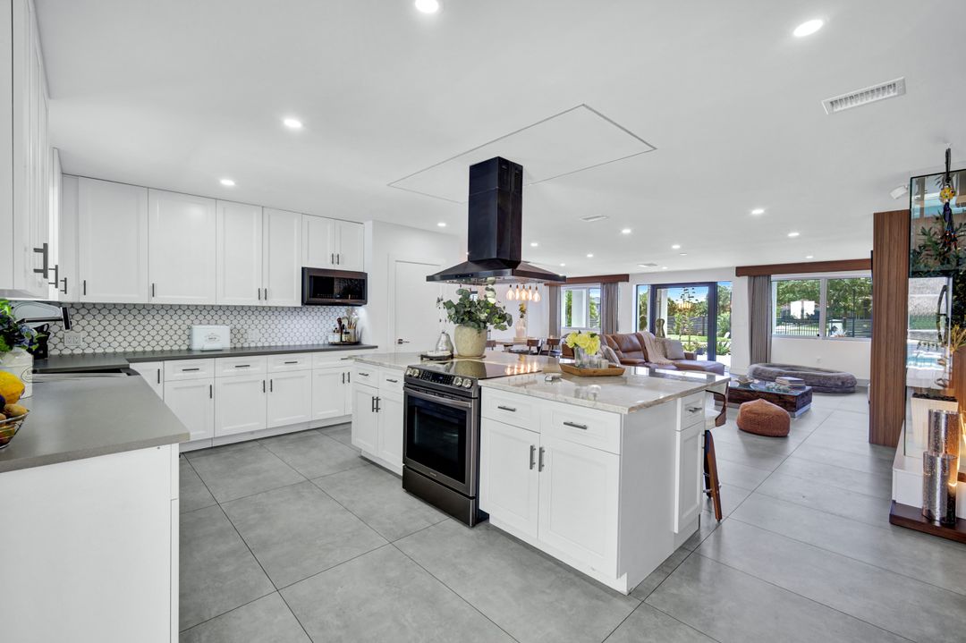 121 20th Ave NE, Naples, FL 34120