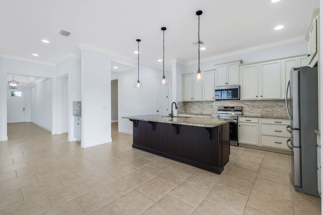 3529 Pilot Cir, Naples, FL 34120