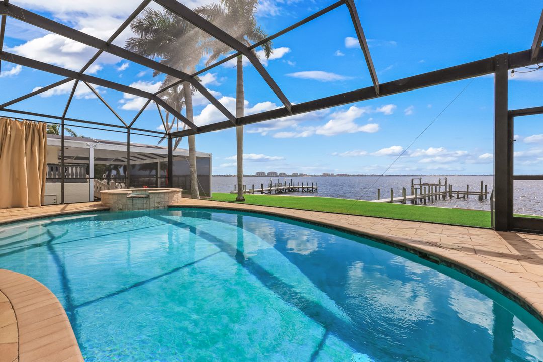 1028 Dolphin Dr, Cape Coral, FL 33904