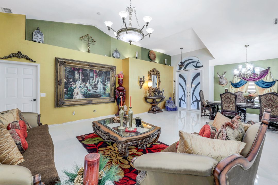 221 10th St SE, Naples, FL 34117