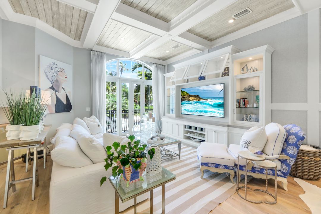 510 2nd St S, Naples, FL 34102