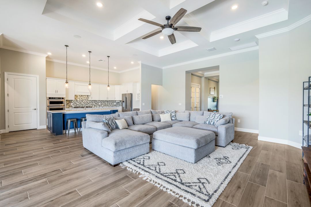 9554 Everglades Dr, Naples, FL 34120