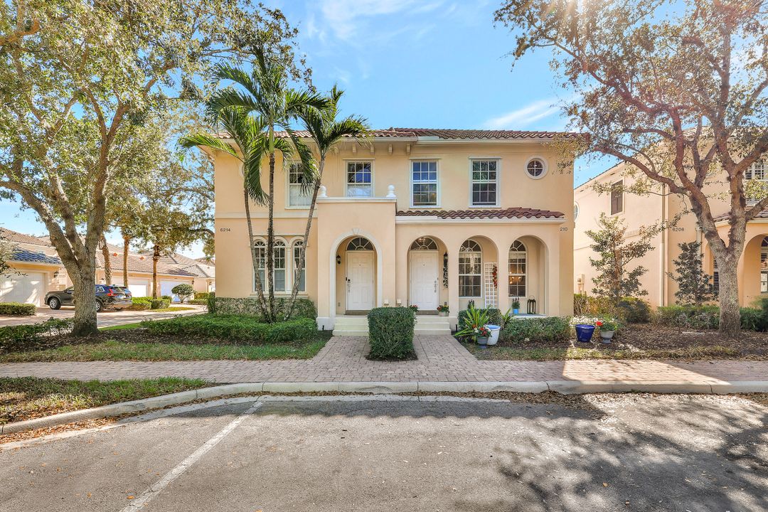 6210 Towncenter Cir, Naples, FL 34119