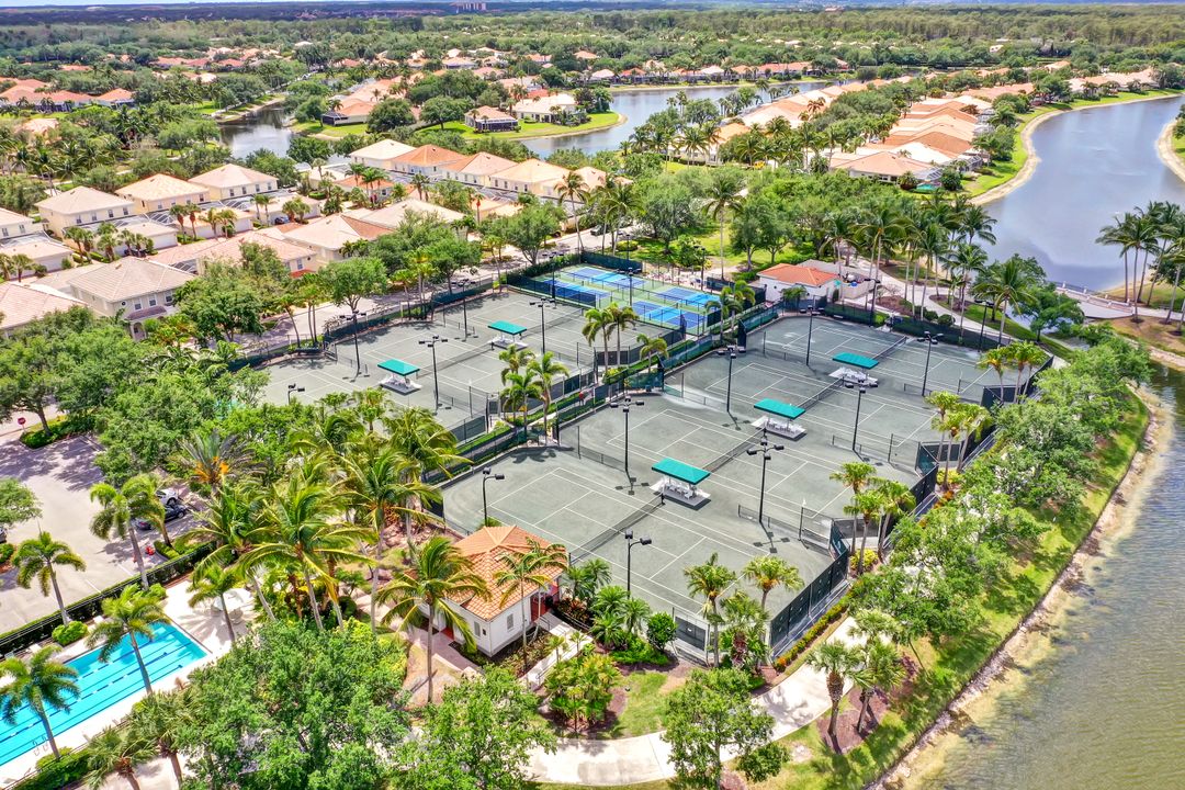 5441 Freeport Ln, Naples, FL 34119