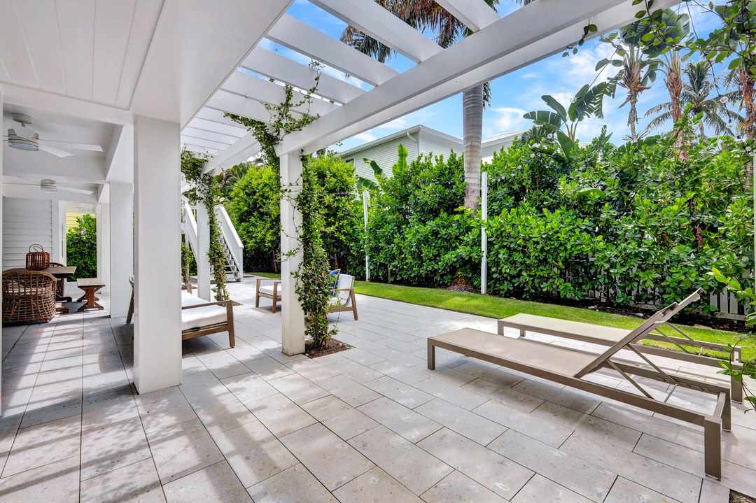 670 8th Ave S, Naples, FL 34102