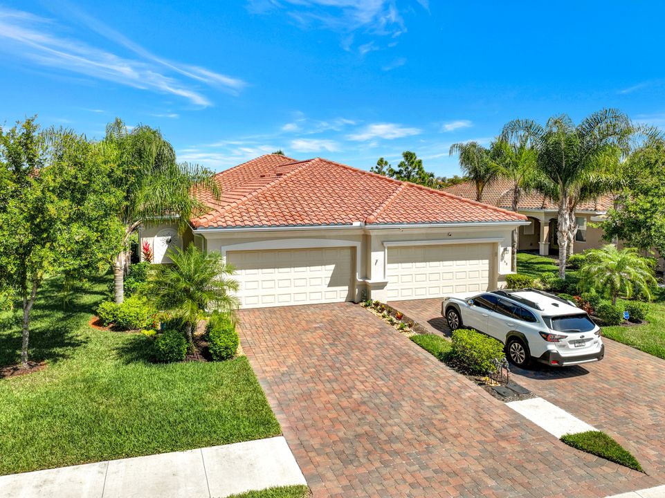 2072 Wellington St, Naples, FL 34120