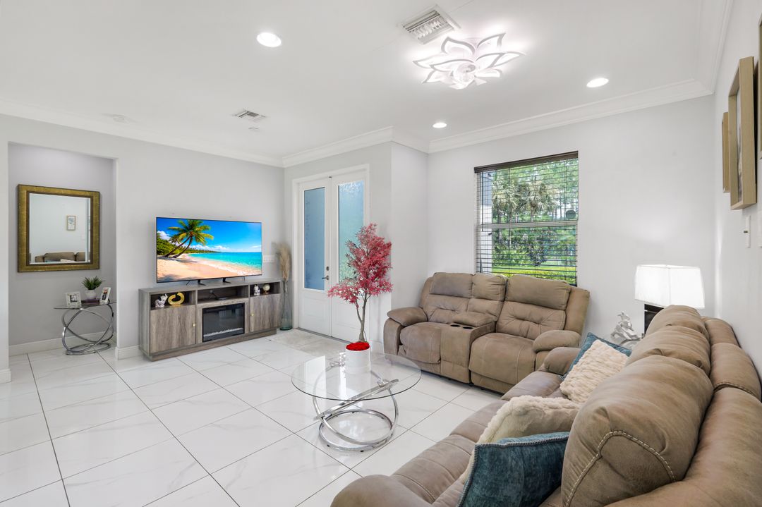 543 20th St SE, Naples, FL 34117