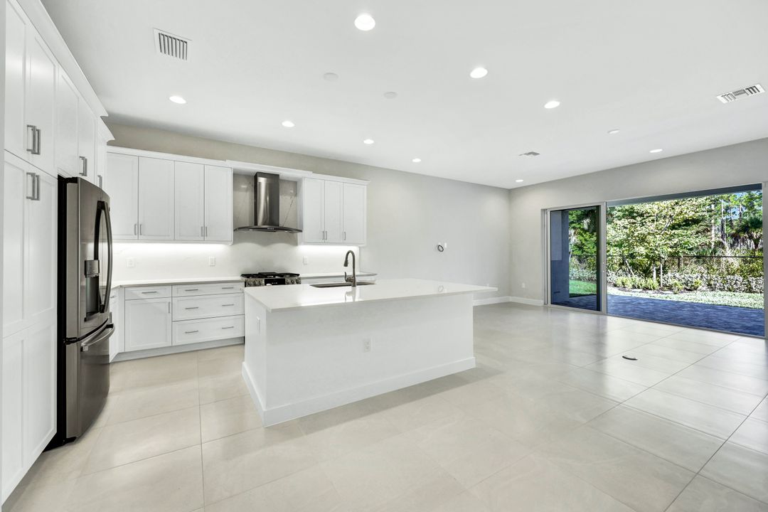 2581 Kingfisher Dr, Naples, FL 34112