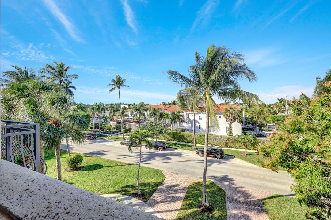 1006 5th St S, Naples, FL 34102
