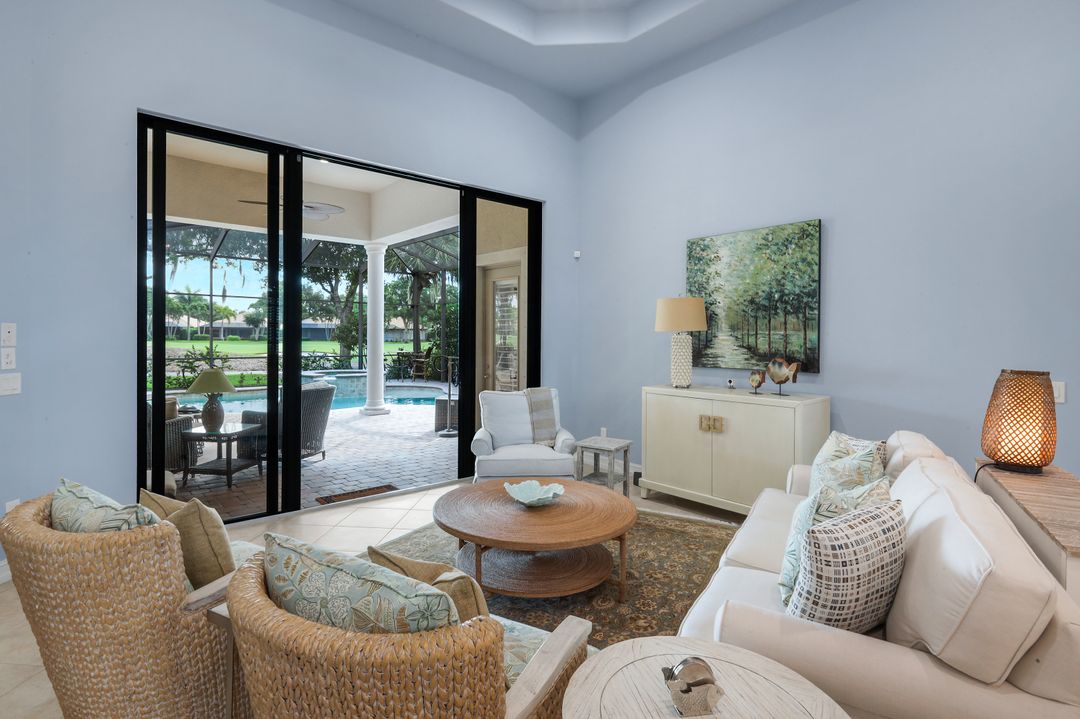 9002 Shenendoah Cir, Naples, FL 34113