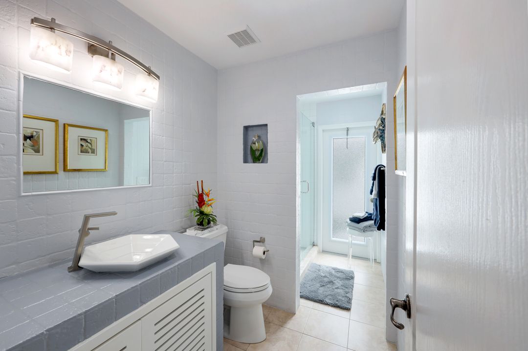 1343 Old Oak Ln, Naples, FL 34110