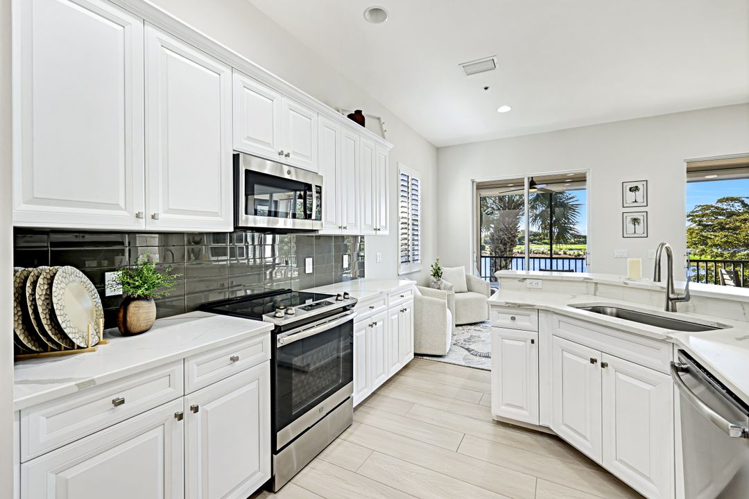 8755 Coastline Ct #201, Naples, FL 34120