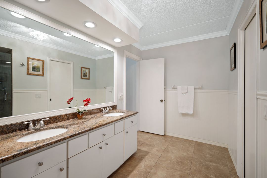 520 Club Side Dr #4, Naples, FL 34110