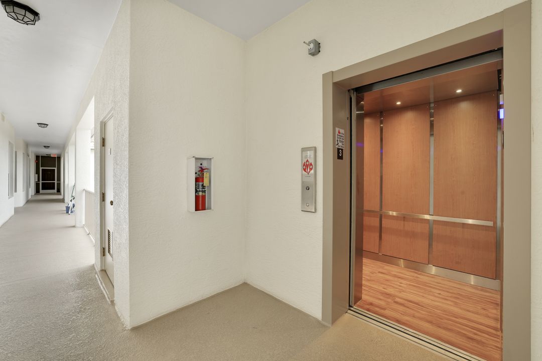 8247 Parkstone Pl #305, Naples, FL 34120