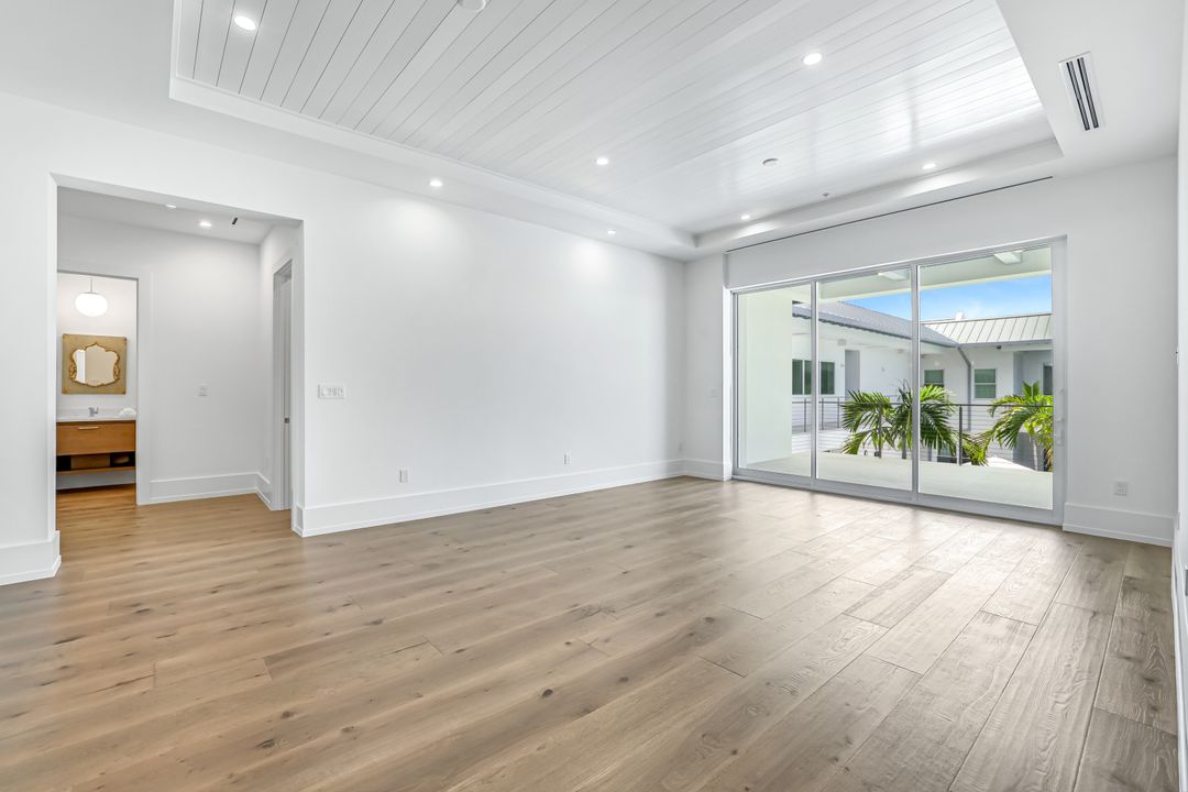 201 8th St S #308, Naples, FL 34102