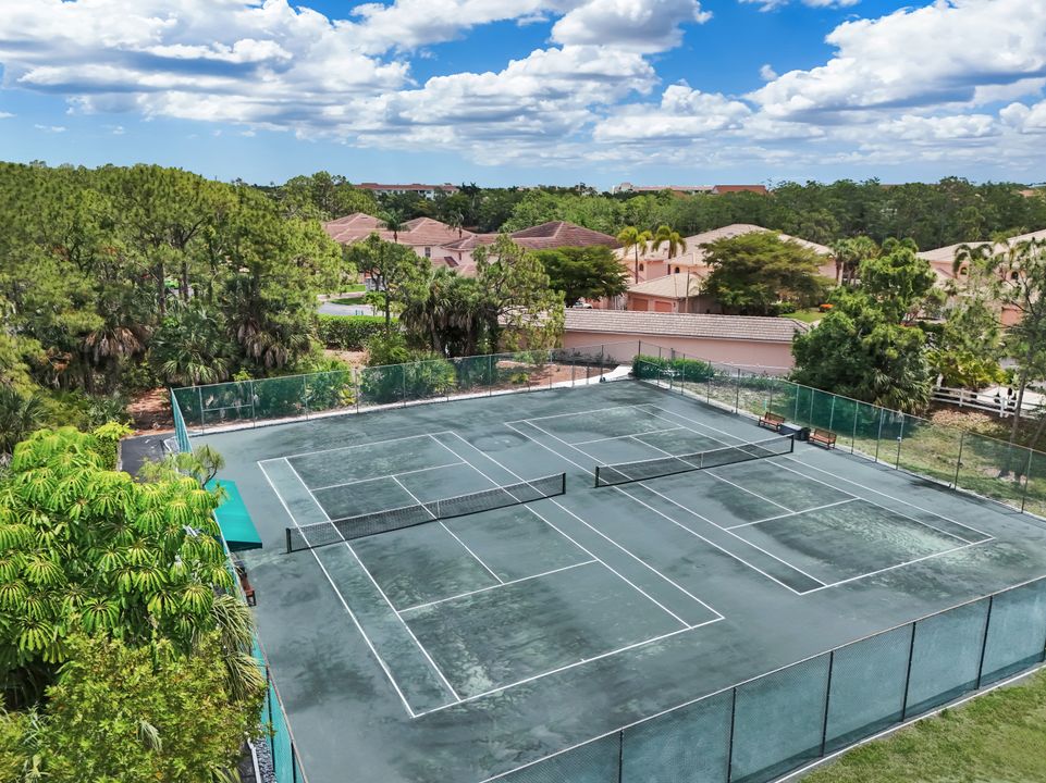 526 Lake Louise Cir #402, Naples, FL 34110