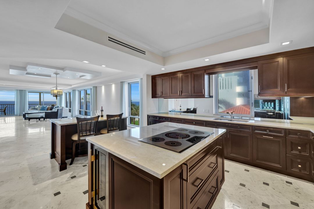 9811 Gulf Shore Dr #203, Naples, FL 34108