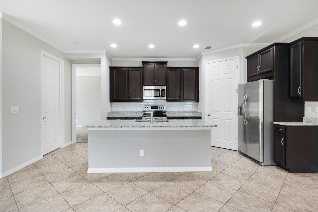 2899 Sunset Pointe Cir, Cape Coral, FL 33914