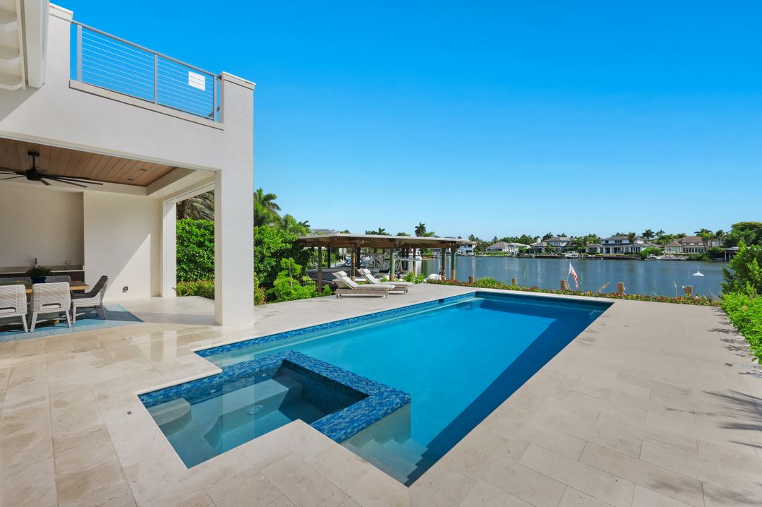 380 18th Ave S, Naples, FL 34102