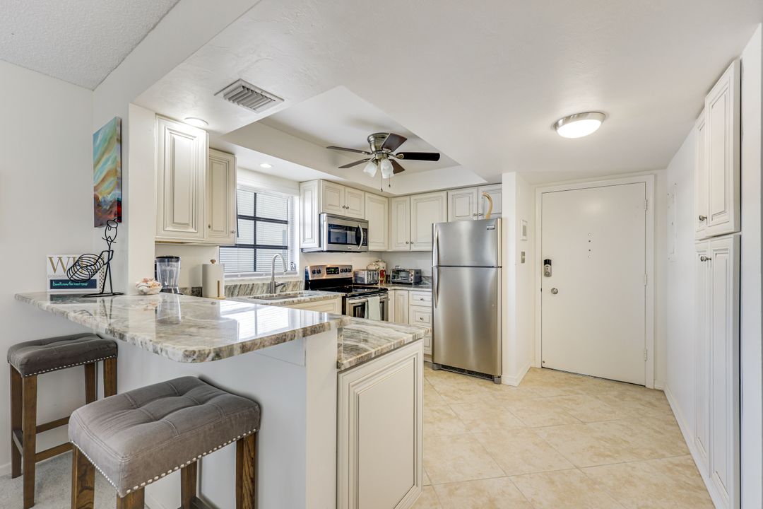 5 High Point Cir W #204, Naples, FL 34103