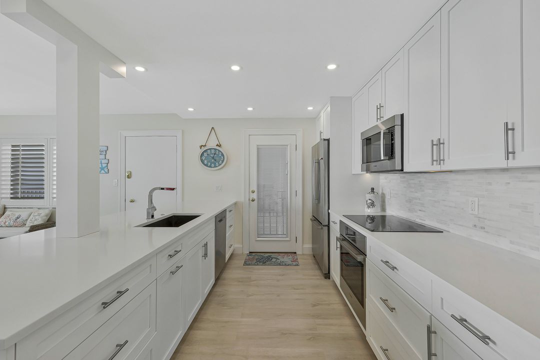 222 Harbour Dr #407, Naples, FL 34103