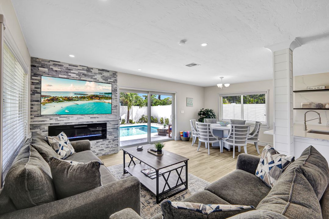 701 93rd Ave N, Naples, FL 34108