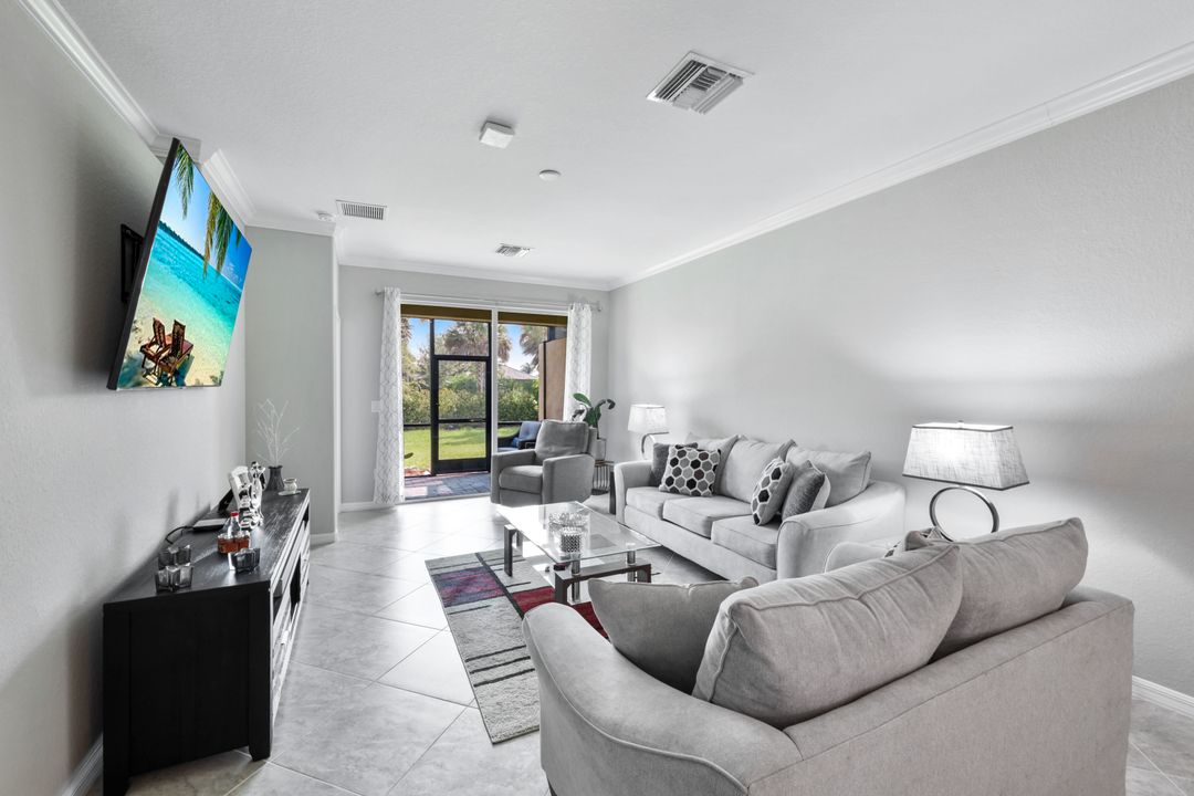 2028 Wellington St, Naples, FL 34120